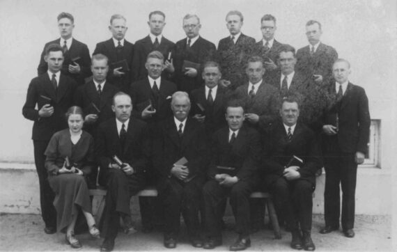 Seminari õppejõud ja tudengid aastal 1930. Taga reas vasakult teine R. Võsu