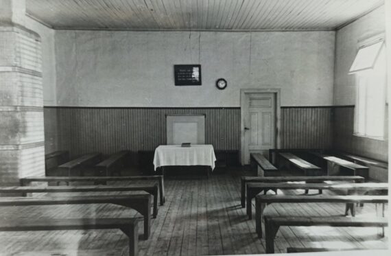 Külama palvemaja sisevaade, 1959. a juubelialbumist. Foto: EEKBL arhiiv.